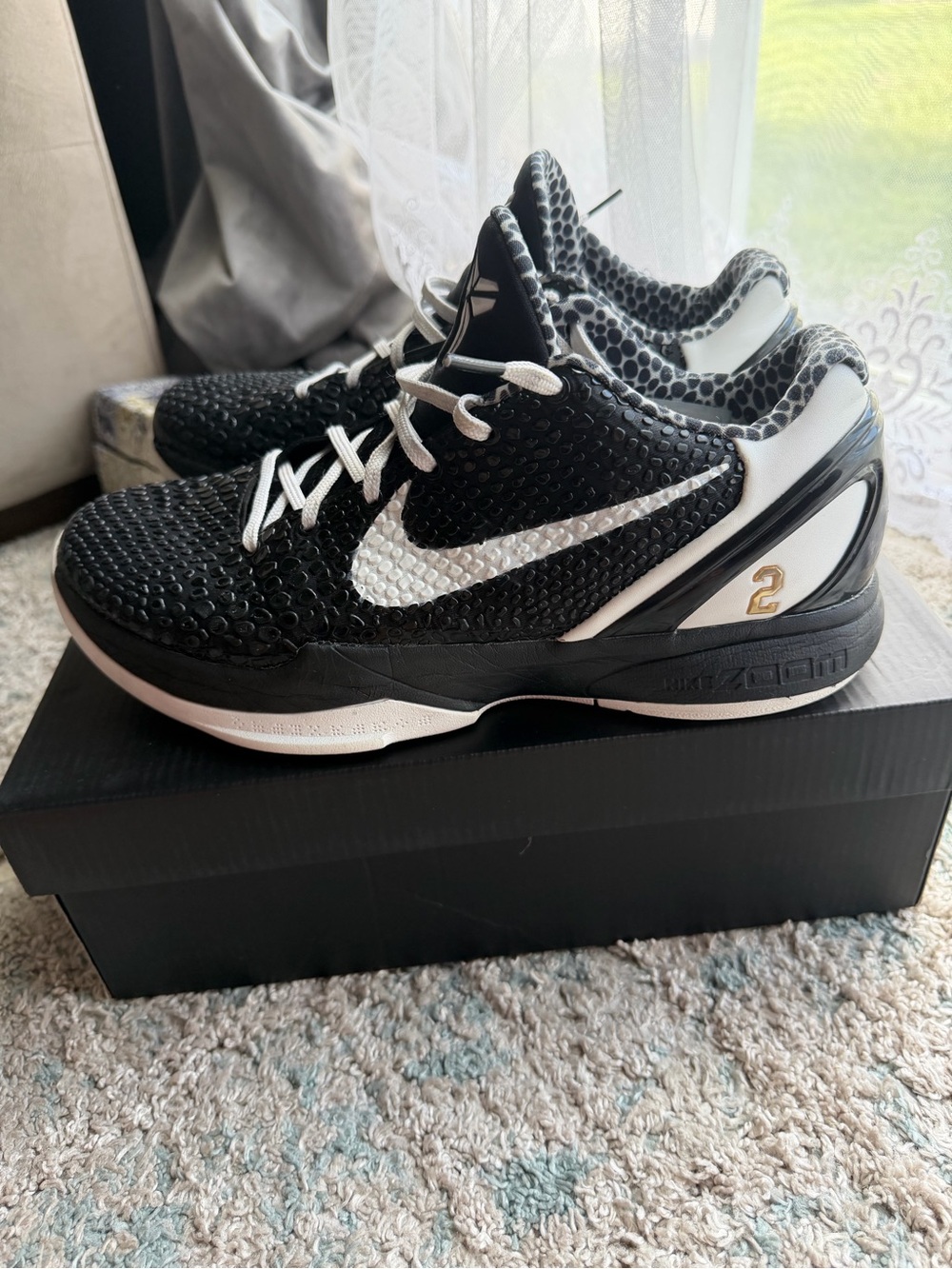 Nike Mens kobes Black & White Low-Top Sneakers with Gold Accent